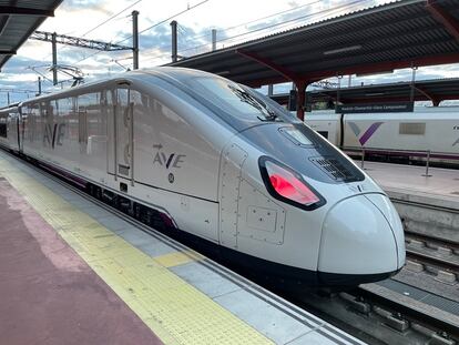 Una de las unidades Avril de Renfe en la estación de Ourense.