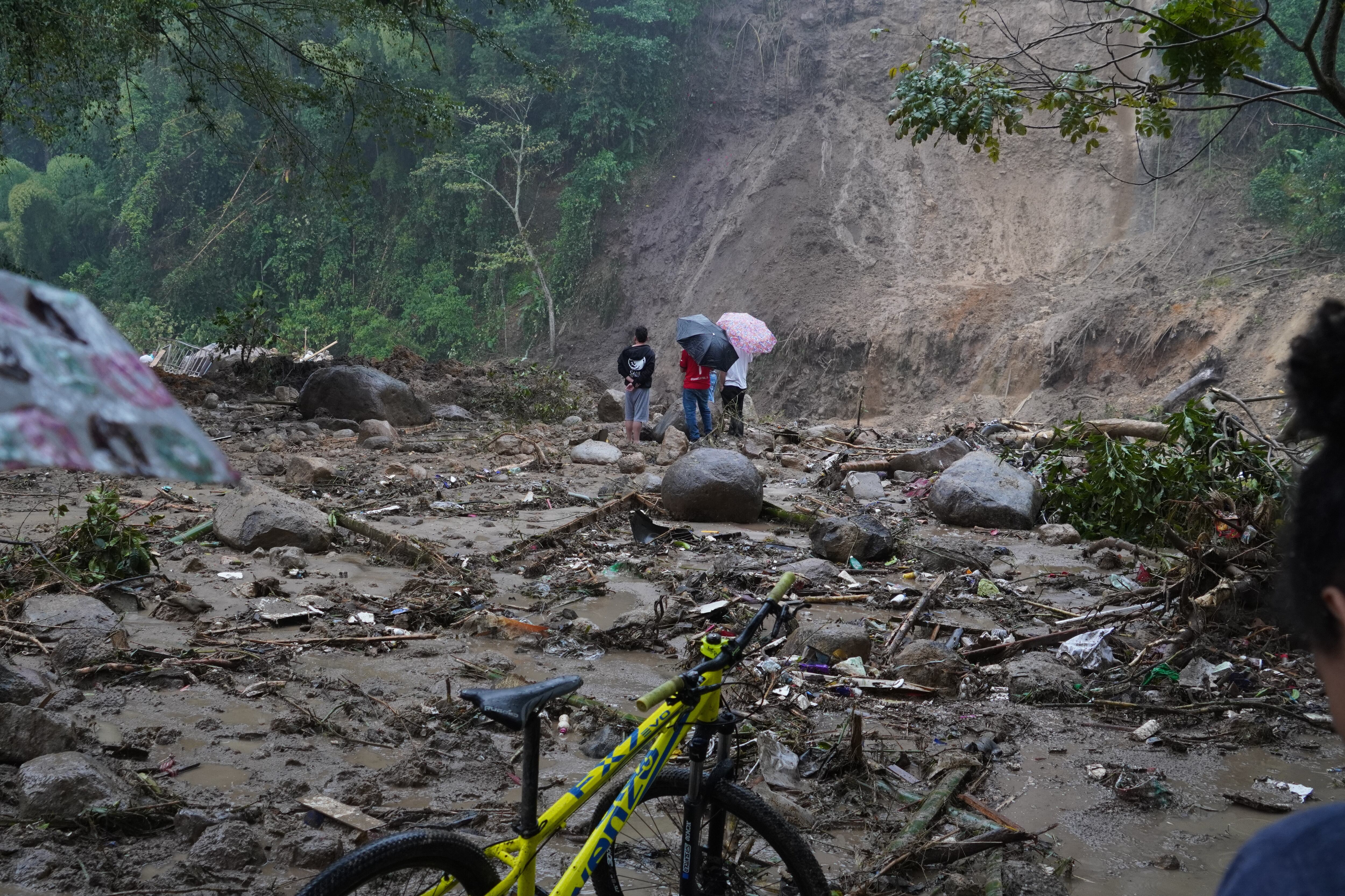 Habitantes de Pereira (Departamento de Risaralda) luego de un deslizamiento en febrero de 2022.