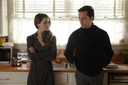 La cosa de un matrimonio formado por Elizabeth (Keri Russell) y Philip (Matthew Rhys) que llevan una agencia de viajes y que tienen dos hijos y que parecen super americanos pero, en realidad, son espías rusos infiltrados en los USA de Reagan. La serie funciona como un tiro porque trata, básicamente, de la relación entre ambos y de como escapan de las garras del FBI y la CIA pero, casi en cada capítulo, nos entretienen con una chorrada banal sobre encontrar unos documentos o poner unos micrófonos para hacer tiempo y entretenernos mientras que llega lo importante.