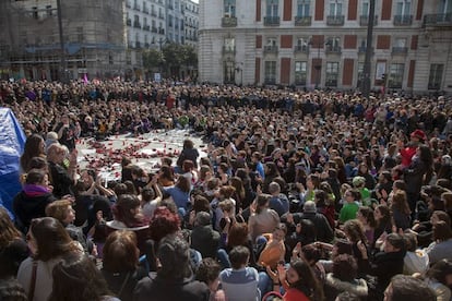 Cientos de personas acudieron a la convocatoria de Pamela Palenciano en apoyo a la Asociación Ve-la luz contra la violencia machista.