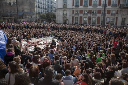 Cientos de personas acudieron a la convocatoria de Pamela Palenciano en apoyo a la Asociaci&oacute;n Ve-la luz contra la violencia machista. 