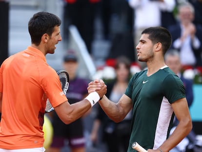 Alcaraz saluda a Djokovic, tras el partido en la Caja Mágica.