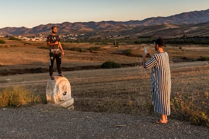 Dos jóvenes marroquíes se fotografían en un hito que recuerda a Abdelkrim en Annual.