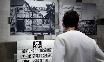 Un visitante observa la exposición sobre los campos de concetración nazis.