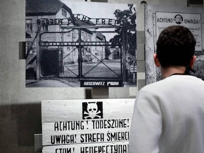 Un visitante observa la exposición sobre los campos de concetración nazis.