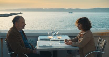 Un fotograma de la película 'Que la fiesta continúe', protagonizada por Ariane Ascaride y Jean-Pierre Darroussin.