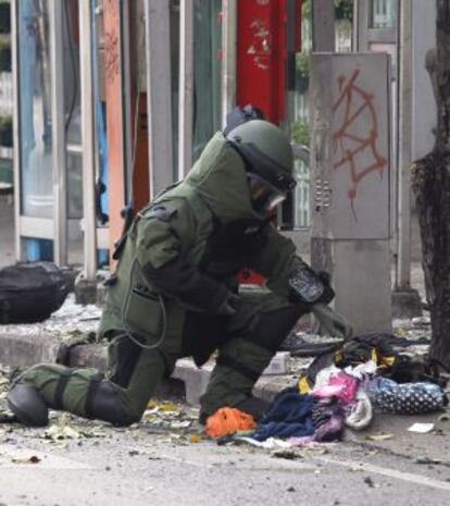 Un artificiero inspecciona el lugar de la explosión en Bangkok.