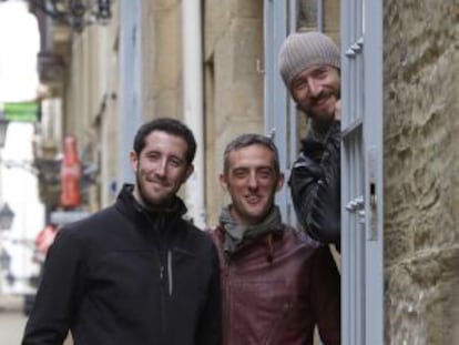 Los integrantes de Kalakan, Xan Errotabehere, Thierry Biscary y Jamixel Bereau, esta mañana en San Sebastián.