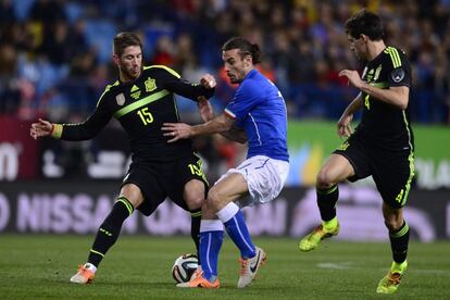 Pablo Daniel Osvaldo, Sergio Ramos y Javi Martinez durante el encuentro. 