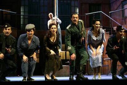 Una escena de <i> L'elisir d'amore</i> en el Teatro Real.