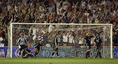 Los jugadores del Real Madrid muestran su decepción tras un gol del Valencia.