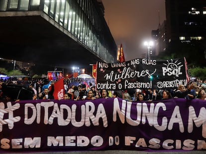 Manifestantes llevan un cartel que lee "Dictadura nunca más" en una protesta contra Bolsonaro, en São Paulo (Brasil), en 2018.