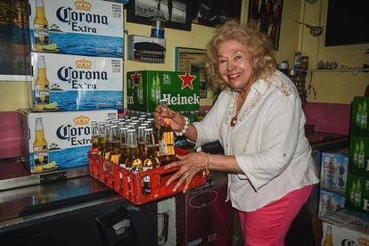 María Antonia Cay, 'Toñita', con un par de docenas de cervezas.