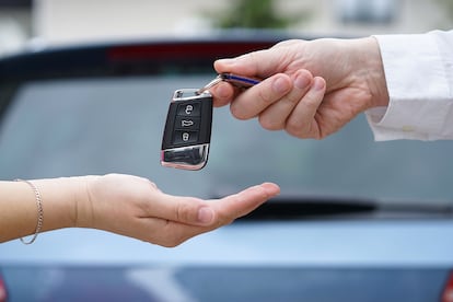 Intercambio de llaves en un concesionario de coches.