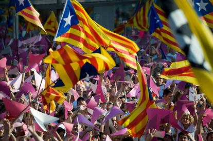 Banderas esteladas ondean en la plaza de las Glòries de Barcelona.