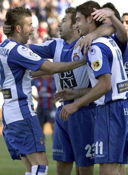 Luis García, Tamudo y Riera (de izquierda a derecha) celebran un gol.