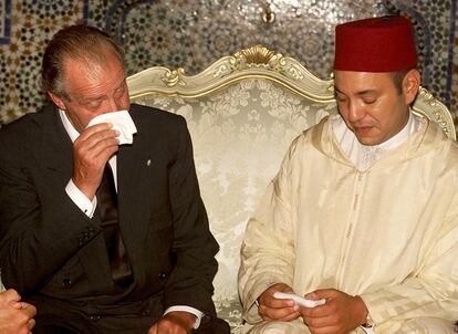 El rey de España, Juan Carlos de Borbón junto al rey de Marruecos, Mohamed VI, visiblemente emocionados previo a los funerales que se celebrarán por el Rey Hassan II de Marruecos, 26 de julio de 1999.
