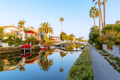 Casas residenciales a lo largo de los canales de Venice Beach, en Los Ángeles.