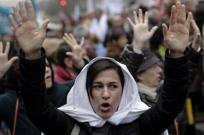 Una de las participantes en la protesta por el centro de Madrid contra la privatización de la sanidad.