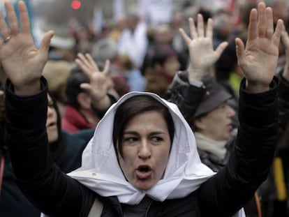 Una de las participantes en la protesta por el centro de Madrid contra la privatización de la sanidad.