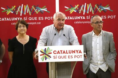 La candidata Gemma Lienas; el cabeza de lista de Catalunya Sí que es Pot, Lluís Rabell; y el candidato Joan Coscubiela, durante la rueda de prensa ofrecida en la sede de ICV en Barcelona. Durante su discurso, Rabell ha alertado de que los resultados electorales pueden dibujar "un escenario peligroso de fractura social y política".