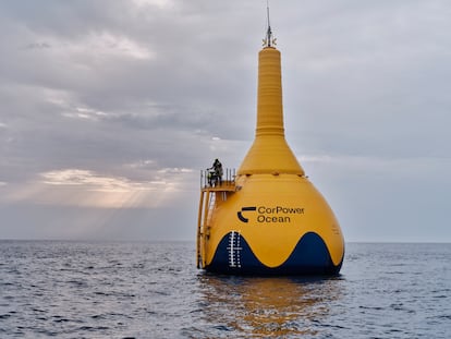 Dispositivo de la startup CorPower Ocean que permite convertir la fuerza de las olas en energía.