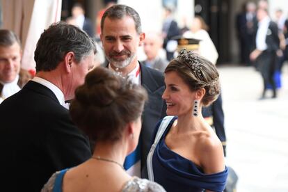 Los Reyes saludan a la princesa Ana, hija mayor de Isabel II y a su marido Timothy Laurence, que también asistieron a la cena.