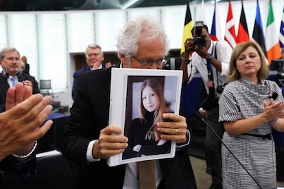 El escritor colombiano Héctor Abad Faciolince sostiene el 13 de septiembre de 2023 una fotografía de la escritora ucraniana Victoria Amelina, muerta el 1 de julio por las heridas sufridas en un ataque con misiles rusos en Kramatorsk cuatro días antes.