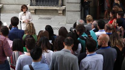 La vicepresidenta del Gobierno, Carmen Calvo, hace unas declaraciones en el patio del Congreso.