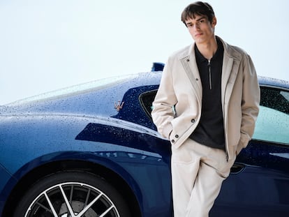 Motor y moda, unidos: el modelo que posa junto al Maserati Gran Turismo Folgore viste chaqueta y pantalón Brioni con sudadera Moncler.