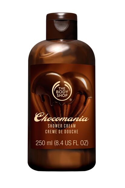 Haz de tu ducha un momento más hidratante y apetecible con el Gel Cremoso Chocomanía de The Body Shop. Como su propio nombre indica, tiene la textura y el aroma del chocolate, un placer dulce que limpia e hidrata a partes iguales dejando una agradable fragancia. Cuesta 5 euros el bote de 100 ml.