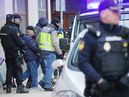 Agentes de la Policía Nacional trasladan, el miércoles, a Pompeyo González, detenido como presunto autor del envío de cartas con material pirotécnico.