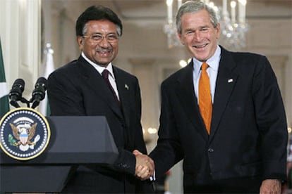 El presidente de EE UU, George W. Bush, choca la mano de su homólogo paquistaní, Pervez Musharraf, en la Casa Blanca.