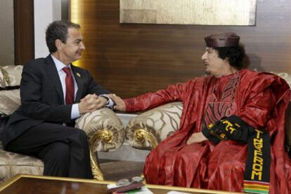 El presidente español, José Luis Rodríguez Zapatero, con el líder libio, Muamar el Gadafi, en noviembre pasado en Trípoli.