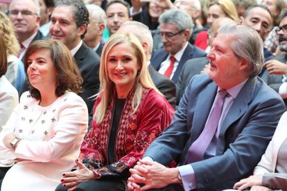 Cristina Cifuentes (c), presidenta de la Comunidad de Madrid, acompañada de la vicepresidenta del Gobierno y el ministro de Cultura, Soraya Sáenz de Santamaría e Íñigo de la Serna, respectivamente.