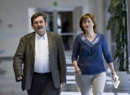 La consejera, Blanca Urgell, se dirige a la rueda de prensa en la sede del Gobierno en Vitoria junto al viceconsejero Ramón Etxezarreta.