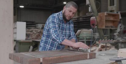 Najib Aarass, artesano de la red de Hannun, trabaja con una pieza de madera en su taller de Rubí, Barcelona.