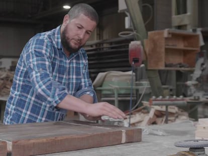 Najib Aarass, artesano de la red de Hannun, trabaja con una pieza de madera en su taller de Rubí, Barcelona. 