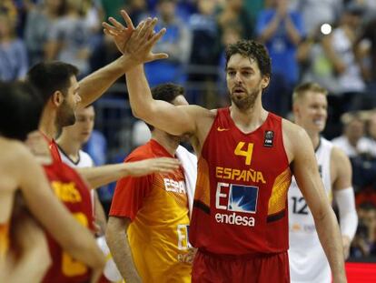 Pau Gasol, felicitado por Felipe Reyes