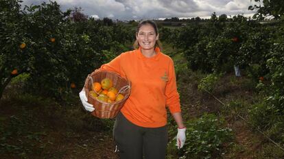 Elena Rodríguez en su finca de naranjas del Viso del Alcor (Sevilla).