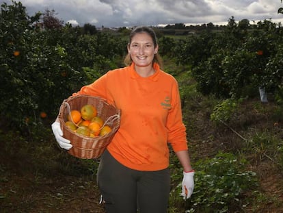 Elena Rodríguez en su finca de naranjas del Viso del Alcor (Sevilla).