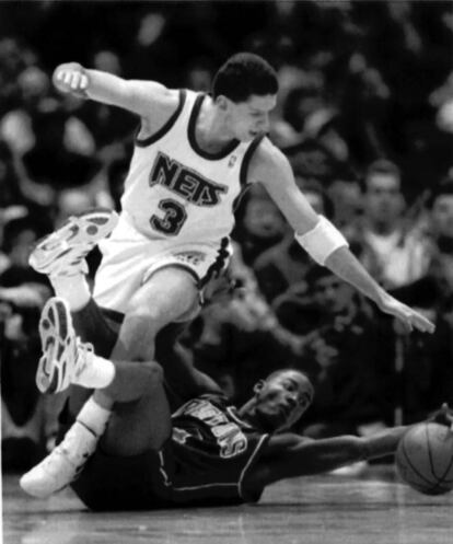 Drazen Petrovic, jugador de los Nets de New Jersey, durante un partido con el jugador Joe Dumars de los Pistons de Detroit, el 10 de febrero de 1993.