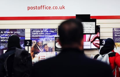 Varios clientes en una oficina de la Post Office en Londres.