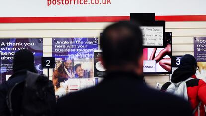 Varios clientes en una oficina de la Post Office en Londres.