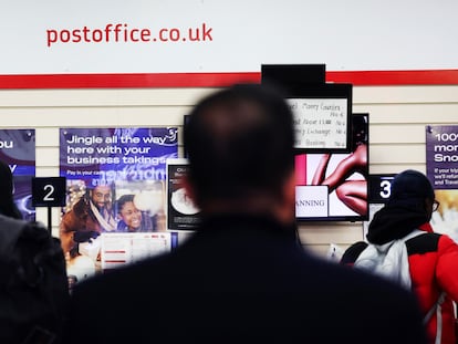 Varios clientes en una oficina de la Post Office en Londres.