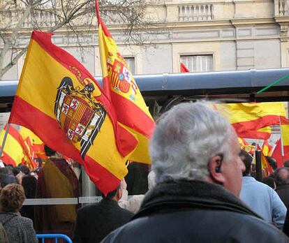 Otra bandera preconstitucional sigue la marcha del PP contra "la cesión" del Gobierno a ETA