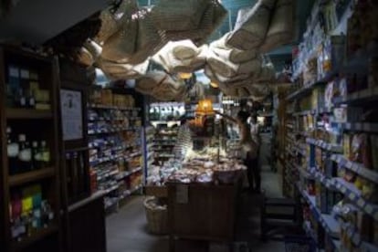 Supermercado con capazos en el techo donde se venden productos locales.