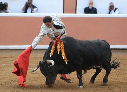 El torero mexicano Fernando Ochoa lidia a su cuarto toro de la tarde 'Toda Una Vida', en su despedida hoy en Juriquilla.