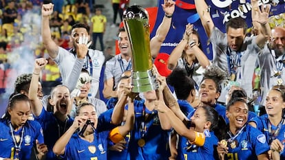 Jugadoras de Brasil celebran el triunfo en la final de la Copa América ante Colombia.