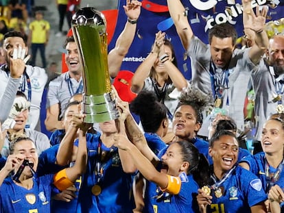 Jugadoras de Brasil celebran el triunfo en la final de la Copa América ante Colombia.